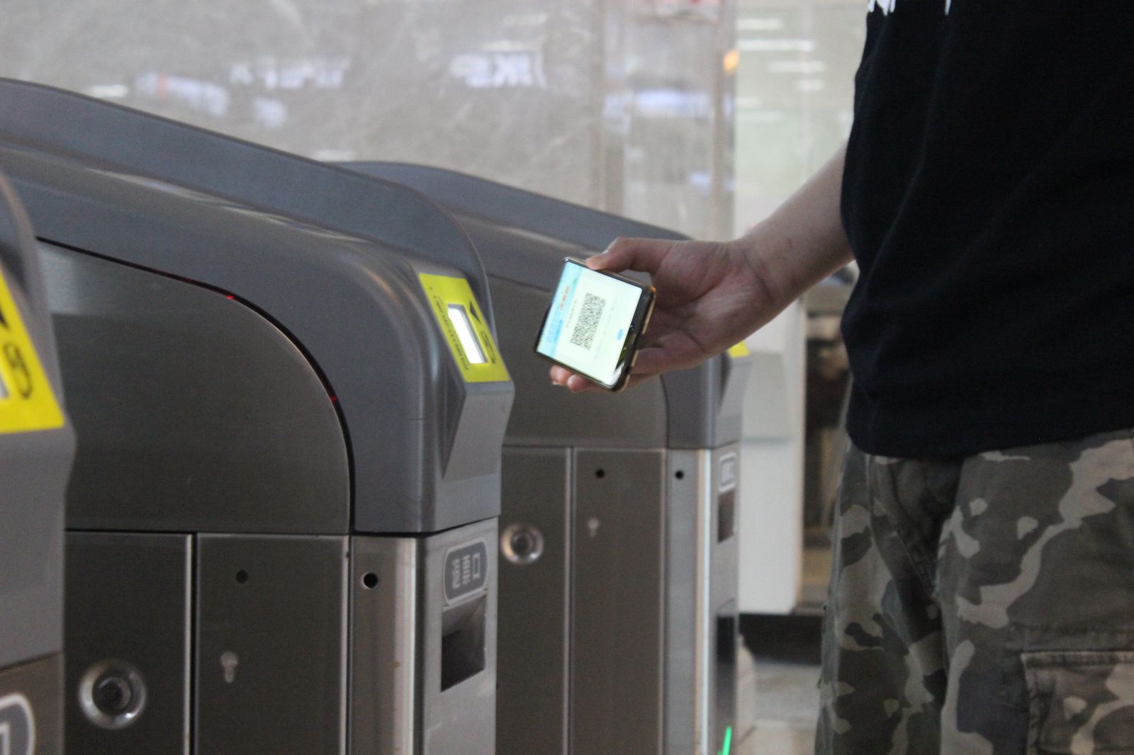 Scanning a metro QR code with a phone in China