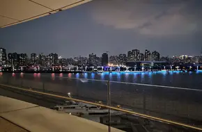 360-Degree Viewing Circular Gallery