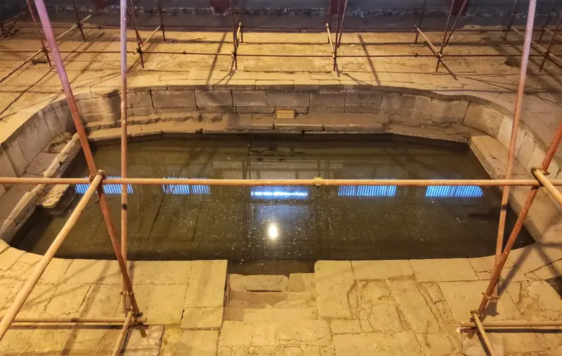 Huaqing Palace - Lianhua Hot Spring Pool