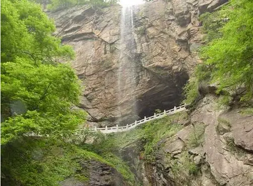 Flying Curtain Cave