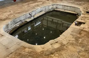 Huaqing Palace - Lianhua Hot Spring Pool