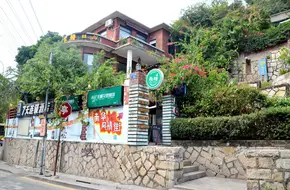 Nanhua Road Cultural Bar Street