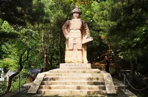 Qi Jiguang Statue