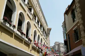 Lubang International Style Street