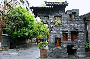 Wide And Narrow Alley