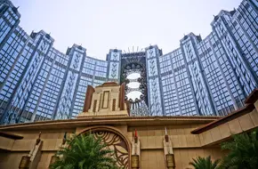 Golden Reel (8-Shaped Ferris Wheel)